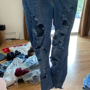LEVI’S RIPPED JEANS